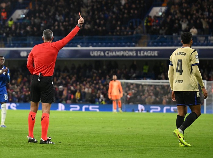 LONDON, ENGLAND - NOVEMBER 25: Ronald Araujo of FC Barcelona is shown a red card by referee Slavko Vincic during the UEFA Champions League 2025/26 League Phase MD5 match between Chelsea FC and FC Barcelona at Stamford Bridge on November 25, 2025 in London, England. (Photo by Mike Hewitt/Getty Images)