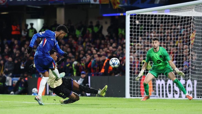 Soccer Football - UEFA Champions League - Chelsea v FC Barcelona - Stamford Bridge, London, Britain - November 25, 2025 Chelsea's Estevao celebrates scoring their second goal REUTERS/Hannah Mckay