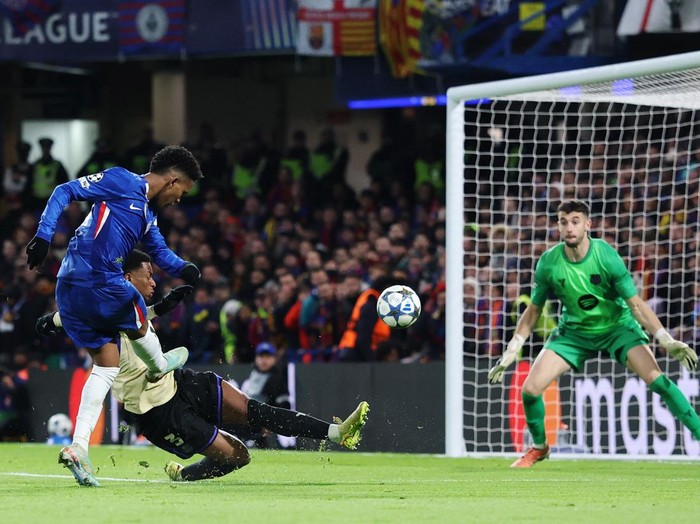 Soccer Football - UEFA Champions League - Chelsea v FC Barcelona - Stamford Bridge, London, Britain - November 25, 2025 Chelsea's Estevao celebrates scoring their second goal REUTERS/Hannah Mckay