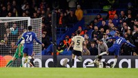 Chelsea makin menjadi. Estevao menjebol gawang Barca di menit ke-55 untuk menambah keunggulan timnya. Foto: Action Images via Reuters/Andrew Couldridge