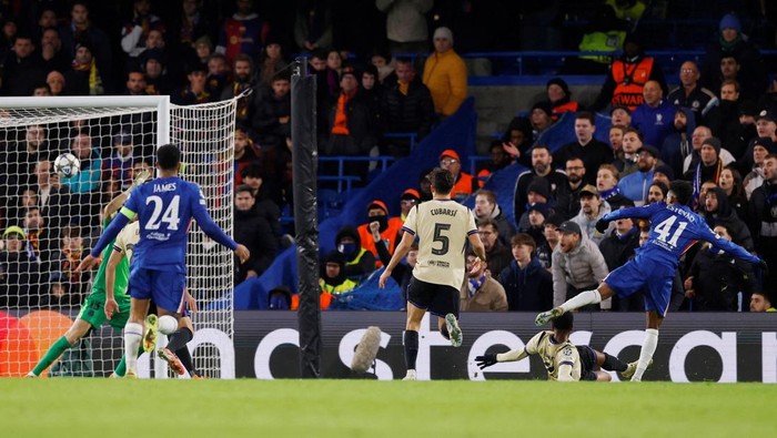 Soccer Football - UEFA Champions League - Chelsea v FC Barcelona - Stamford Bridge, London, Britain - November 25, 2025 Chelsea's Estevao scores their second goal Action Images via Reuters/Andrew Couldridge