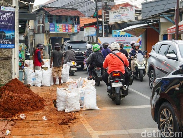 Galian Pemasangan Pipa Air Ganggu Lalin di Srengseng Sawah