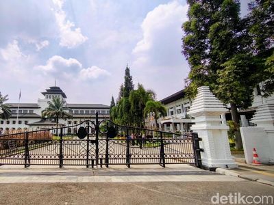 Potret Gapura Candi di Gedung Sate