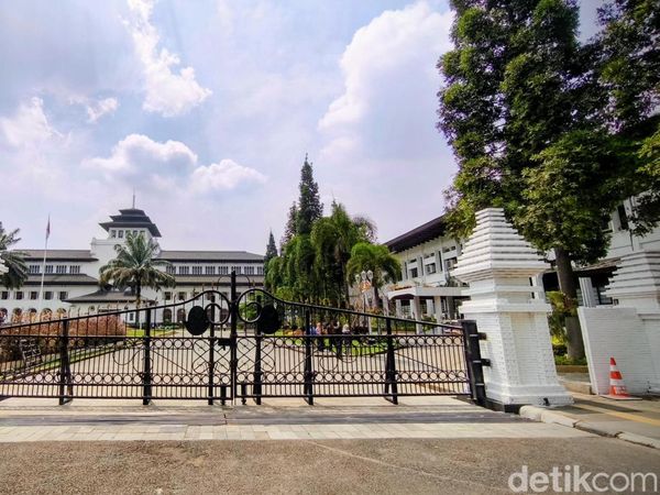 Potret Gapura Candi di Gedung Sate