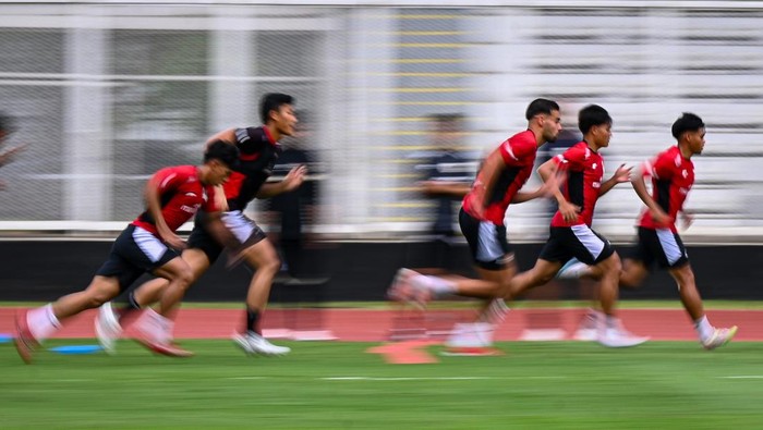Pelatih Timnas Indonesia U-22 Indra Sjafri (keempat kiri) memberikan arahan kepada anak asuhnya saat sesi latihan di Stadion Madya, Kompleks GBK, Senayan, Jakarta, Rabu (26/11/2025). Latihan tersebut sebagai persiapan untuk berlaga pada ajang Sea Games 2025 di Thailand. ANTARA FOTO/Fauzan