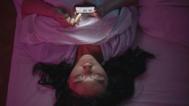 Penyebab penyakit jantung di usia muda mulai dari pola makan tidak sehat, seperti mengonsumsi makanan cepat saji terlalu sering, merokok, begadang dan kualitas tidur yang buruk, kurang olahraga, kurang gerak karena scroll media sosial, hingga stres kronis.  Kebiasaan-kebiasaan tersebut sudah tidak asing lagi bagi para Gen Z.