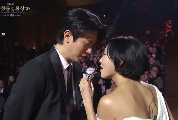 Hwasa dan Park Jeong Min di Blue Dragon Film Awards 2025/ Foto: allkpop.com Kolaborasi Hwasa dan Park Jung Min di atas panggung yang singkat, namun berkesan tersebut langsung menjadi topik hangat di seluruh platform.