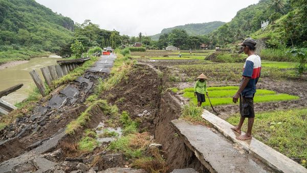 Jalan Penghubung Desa Amblas, Warga Terpaksa Alih Jalur