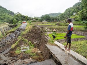 Jalan Penghubung Desa Amblas, Warga Terpaksa Alih Jalur