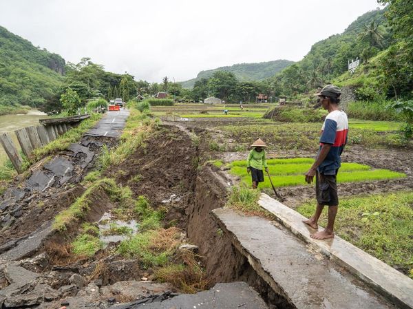 Jalan Penghubung Desa Amblas, Warga Terpaksa Alih Jalur