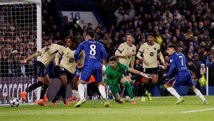 Soccer Football - UEFA Champions League - Chelsea v FC Barcelona - Stamford Bridge, London, Britain - November 25, 2025 FC Barcelona's Jules Kounde scores Chelsea's first with an own goal REUTERS/Andrew Couldridge     TPX IMAGES OF THE DAY