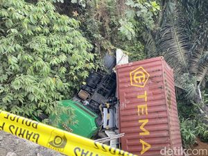 Truk Kontainer Tabrak Jembatan-Jatuh ke Sungai di Sukabumi