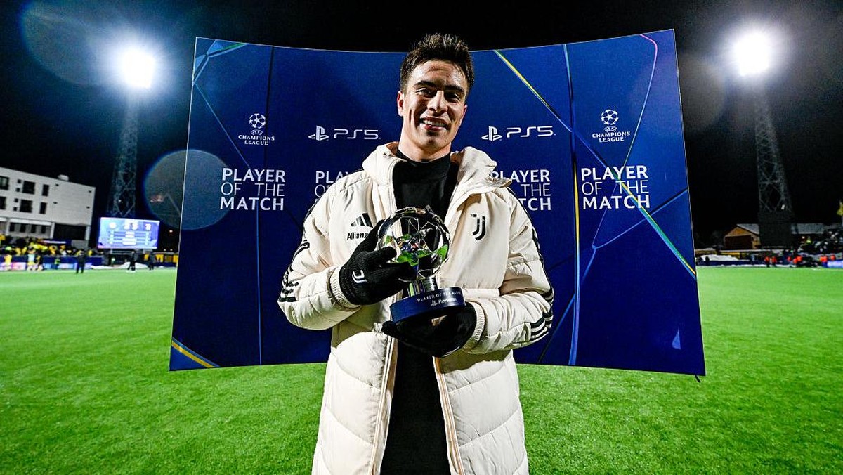 Kenan Yildiz memegang trofi man of the match Liga Champions. Foto: Getty Images/Daniele Badolato - Juventus FC