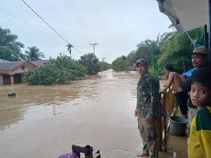 Koramil 01/Batangtoru Bantu Evakuasi Warga Terdampak Banjir di Tapsel