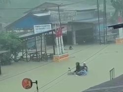 Banjir Masih Sepinggang, Jalinsum Sumut-Aceh di Langkat Belum Bisa Dilalui