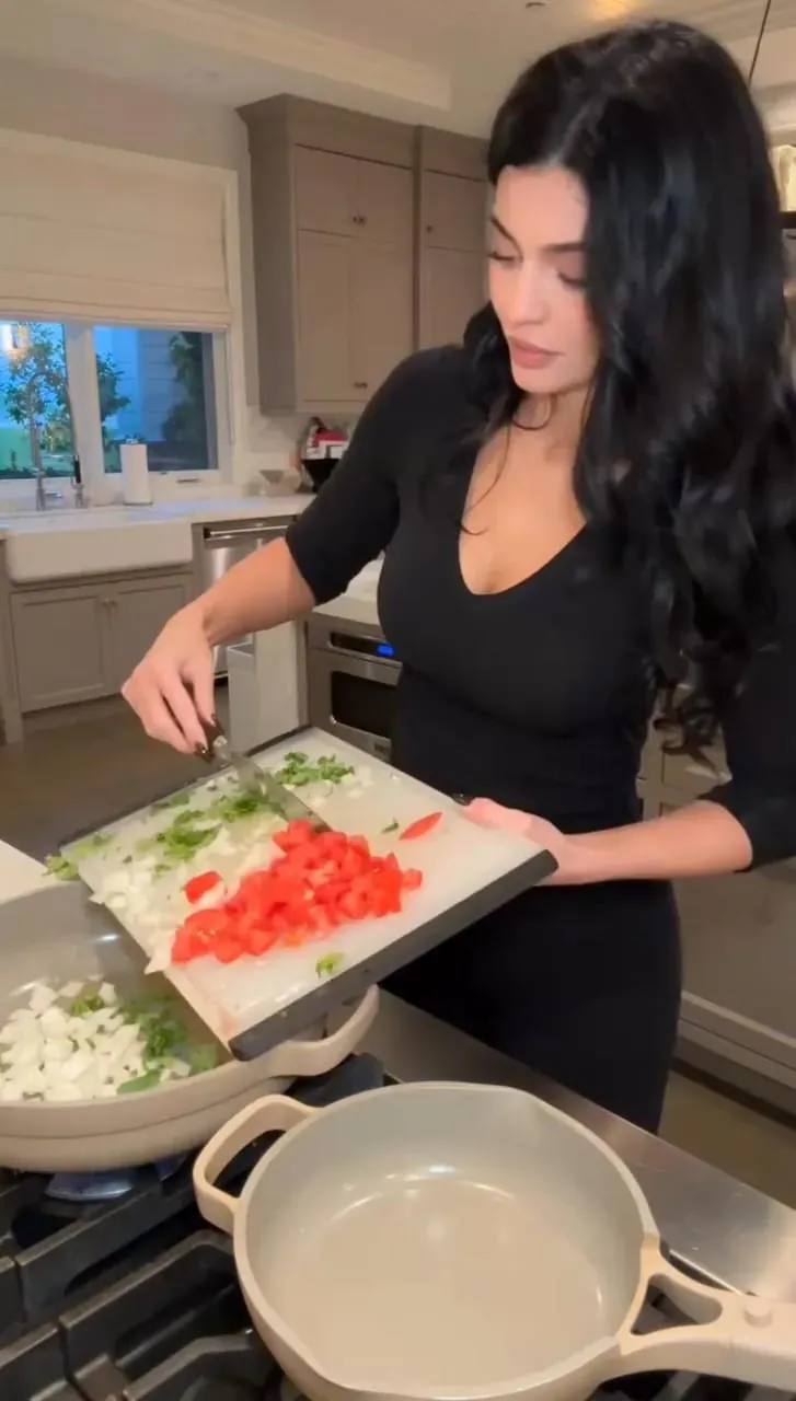 Kylie Jenner masak shrimp tacos