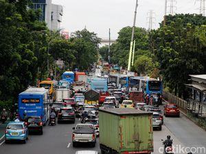 Lajur Menyempit di Jalan DI Panjaitan, Proyek Pipa Picu Kemacetan