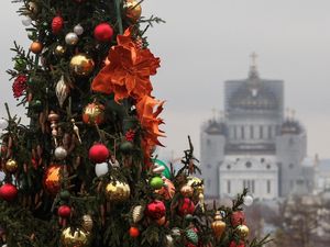 Lapangan Manezhnaya Bersolek, Pohon Natal Moskow Mulai Dihias