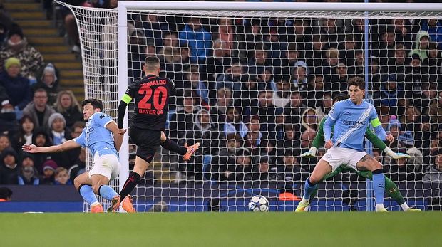 MANCHESTER, UNITED KINGDOM - NOVEMBER 25: Alex Grimaldo of Bayer Leverkusen scores his team's first goal during the UEFA Champions League match between Manchester City and Bayer Leverkusen at Etihad Stadium on November 25, 2025 in Manchester, United Kingdom. (Photo by Ben Roberts/Anadolu via Getty Images)