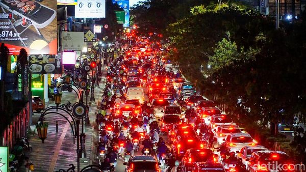 Jalan Margonda Mengular, Macet Panjang Bikin Pengendara Tak Berkutik