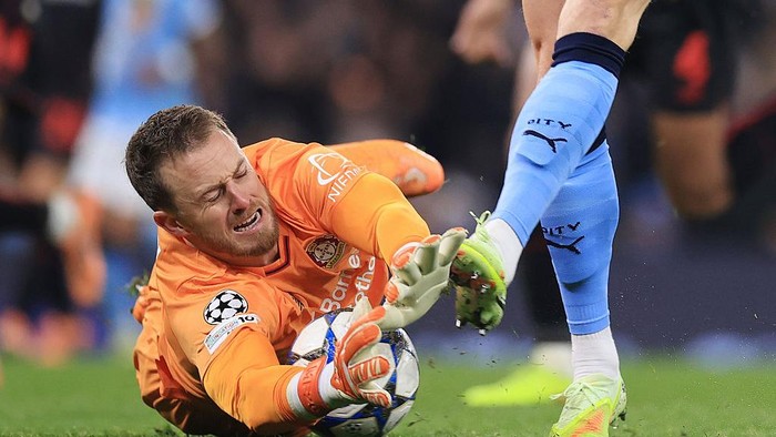 MANCHESTER, ENGLAND - NOVEMBER 25: Bayer Leverkusen goalkeeper Mark Flekken saves at the feet during the UEFA Champions League 2025/26 League Phase MD5 match between Manchester City and Bayer 04 Leverkusen at City of Manchester Stadium on November 25, 2025 in Manchester, England. (Photo by Simon Stacpoole/Offside/Offside via Getty Images)