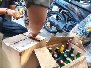 Ratusan Botol Miras di Ciateul Bandung Disita Satpol PP
