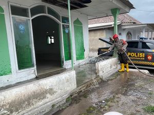 Polisi Bersihkan Musala Terdampak Abu Vulkanik Erupsi Semeru