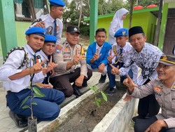 Semangat Pelajar di Dumai Tanam Pohon Bareng Polisi Wujudkan Green Policing