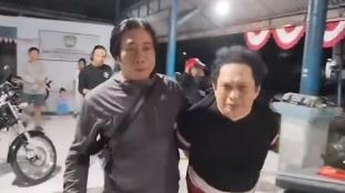 Pria berinisial MR (42) buang air besar (BAB) di celana saat ditangkap polisi di Gowa.