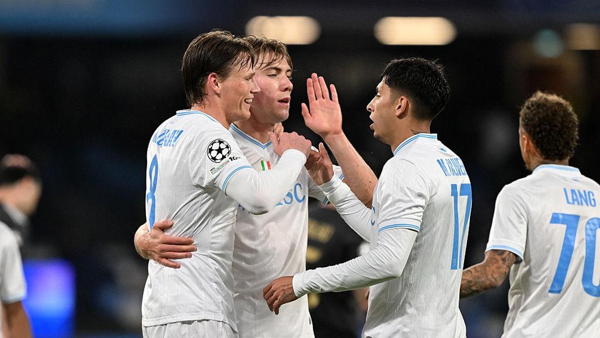 Scott McTominay (kiri) merayakan gol Napoli bersama Rasmus Hojlund (tengah) dan Mathias Olivera. Foto: Getty Images/Francesco Pecoraro