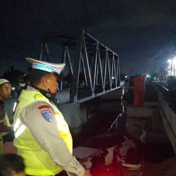 Sebuah mobil tertabrak kereta api di perlintasan tanpa palang pintu di Cengkareng, Jakarta Barat. (dok.TMC Polda Metro Jaya)