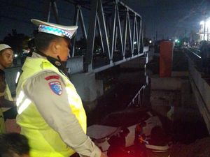 Mobil Tertabrak Kereta Api hingga Terjun ke Kali di Jakbar