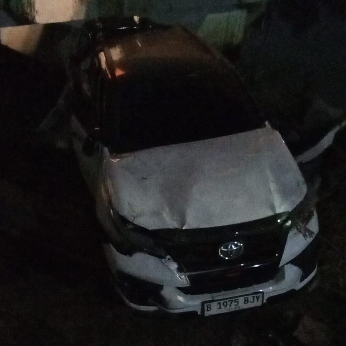 Sebuah mobil tertabrak kereta api di perlintasan tanpa palang pintu di Cengkareng, Jakarta Barat. (dok.TMC Polda Metro Jaya)