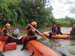 Dihantam Kijang Innova, Pemotor Terpental ke Sungai Lematang dan Hilang