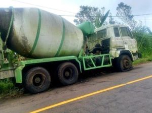 Truk Molen Tak Bertuan Parkir Selama 5 Tahun di Jalan Trans Flores