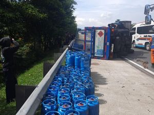 Truk Angkut Tabung Gas Terguling di Tol Jagorawi Arah Bogor