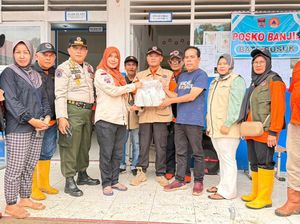 Andre Rosiade Kembali Bagikan Ribuan Nasi Bungkus ke Korban Banjir-Longsor di Padang