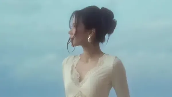 Maternity Ala Alyssa Daguise, Elegan Pakai Dress Putih di Pantai