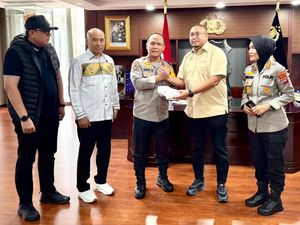 Bantu Korban Bencana Alam, Andre Rosiade Serahkan Bantuan ke Polda Sumbar