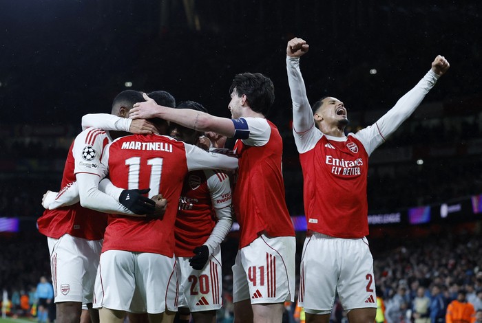 Soccer Football - UEFA Champions League - Arsenal v Bayern Munich - Emirates Stadium, London, Britain - November 26, 2025 Arsenals Gabriel Martinelli celebrates scoring their third goal with teammates Action Images via Reuters/Peter Cziborra