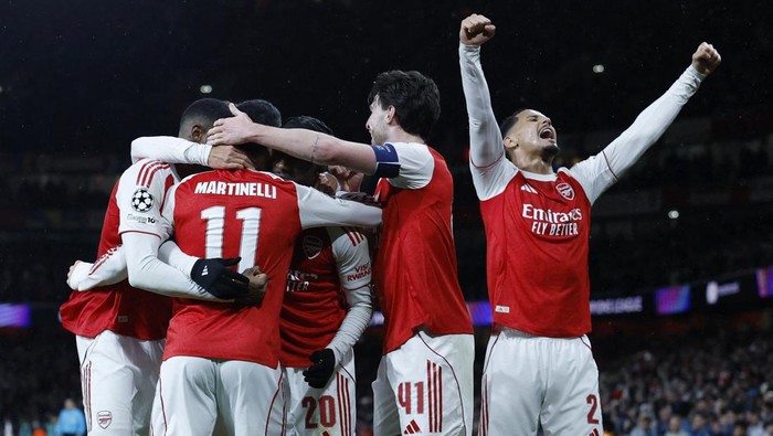 Soccer Football - UEFA Champions League - Arsenal v Bayern Munich - Emirates Stadium, London, Britain - November 26, 2025 Arsenals Gabriel Martinelli celebrates scoring their third goal with teammates Action Images via Reuters/Peter Cziborra