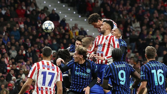 Soccer Football - UEFA Champions League - Atletico Madrid v Inter Milan - Riyadh Air Metropolitano, Madrid, Spain - November 26, 2025 Atletico Madrids Jose Maria Gimenez scores their second goal REUTERS/Violeta Santos Moura