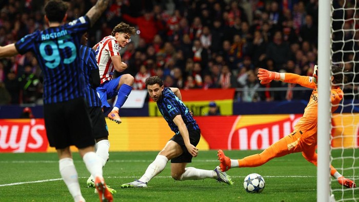 Soccer Football - UEFA Champions League - Atletico Madrid v Inter Milan - Riyadh Air Metropolitano, Madrid, Spain - November 26, 2025 Atletico Madrids Julian Alvarez scores their first goal REUTERS/Susana Vera