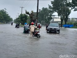 Jalan di Perbatasan Deli Serdang-Medan Banjir, Kendaran Tersangkut Kabel Listrik
