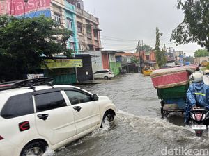 Banjir di Medan Sebabkan Beberapa Kendaraan yang Melintas Mogok