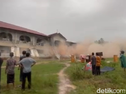 Asrama Pesantren di Bireuen Aceh Ambruk ke Sungai Akibat Longsor