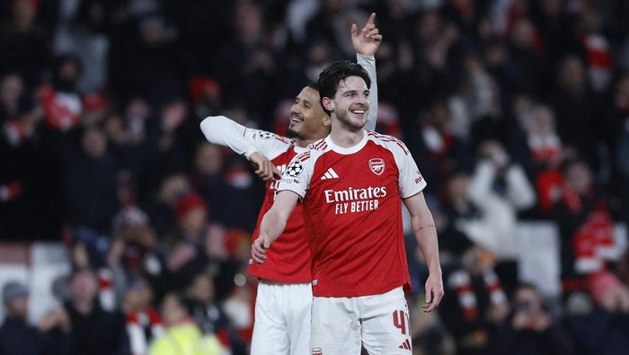 Soccer Football - UEFA Champions League - Arsenal v Bayern Munich - Emirates Stadium, London, Britain - November 26, 2025 Arsenals Declan Rice celebrates after the match with William Saliba Action Images via Reuters/Peter Cziborra