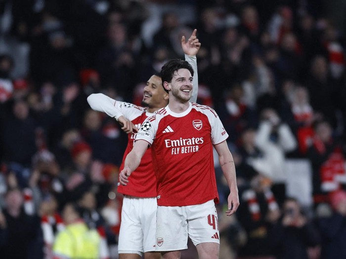 Soccer Football - UEFA Champions League - Arsenal v Bayern Munich - Emirates Stadium, London, Britain - November 26, 2025 Arsenal's Declan Rice celebrates after the match with William Saliba Action Images via Reuters/Peter Cziborra