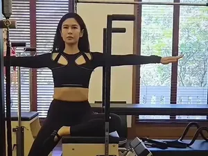 Aksi Dian Sastro Pilates, Tubuh Lentur Bikin Salut