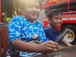 Aksi Teladan 2 Bocah di Jaktim, Kembalikan HP Via Damkar